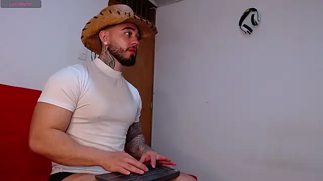 Snapshot of tommyblessd1 chatting on November 19, 5:51 am tommyblessd1 online show from November 19, 5:51 am