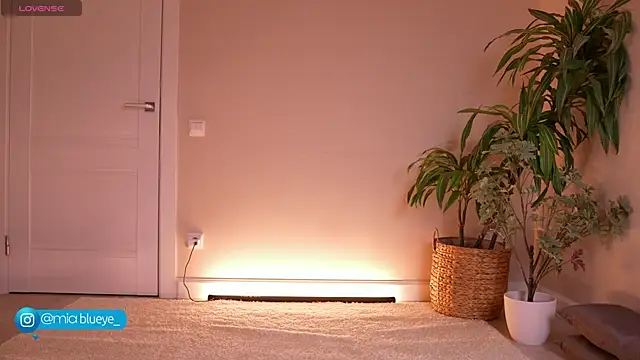 Miablueye online show from November 2, 1:13 pm