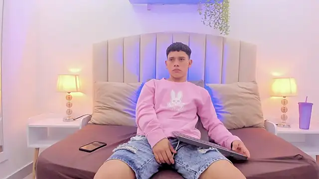 Snapshot of aron_twink66 chatting on September 16, 1:23 pm aron twink66 online show from September 16, 1:23 pm