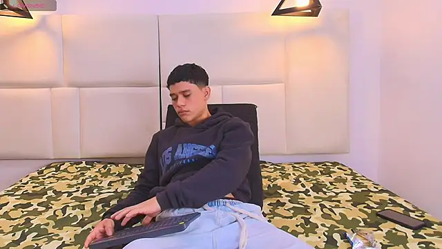 Snapshot of aron_twink66 chatting on September 18, 1:57 pm aron twink66 online show from September 18, 1:57 pm