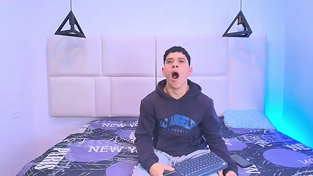 Snapshot of aron_twink66 chatting on September 20, 1:23 pm aron twink66 online show from September 20, 1:23 pm