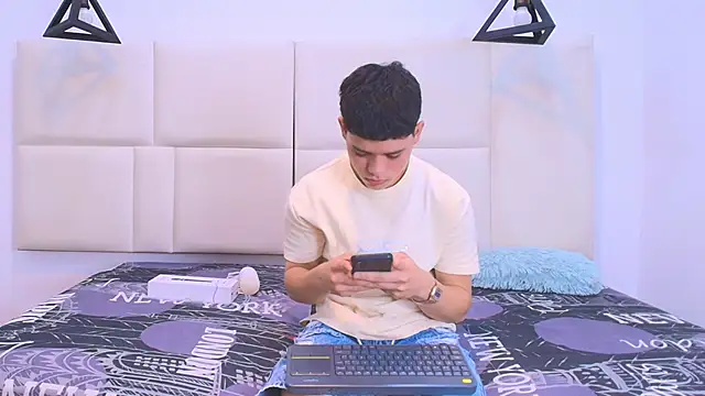 Snapshot of aron_twink66 chatting on September 21, 3:24 pm aron twink66 online show from September 21, 3:24 pm