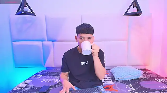 Snapshot of aron_twink66 chatting on September 22, 2:41 pm aron twink66 online show from September 22, 2:41 pm