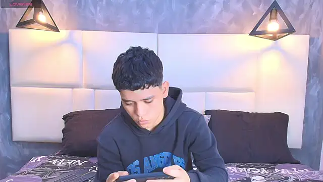 Snapshot of aron_twink66 chatting on September 30, 3:39 pm aron twink66 online show from September 30, 3:39 pm