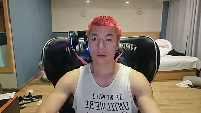 Snapshot of AAASuck chatting on April 8, 3:12 pm AAASuck online show from April 8, 3:12 pm