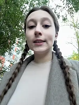 FroggyAnna online show from October 1, 1:50 pm