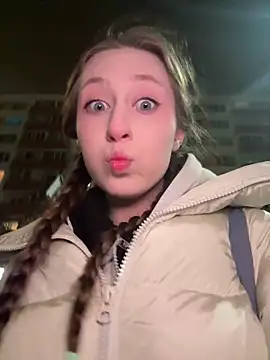 FroggyAnna online show from December 3, 3:10 pm