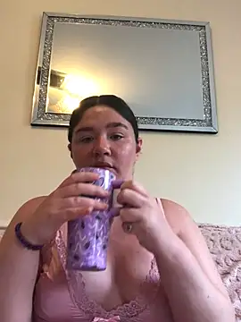 Snapshot of Imogenbabyyy chatting on May 13, 10:01 am Imogenbabyyy online show from May 13, 10:01 am
