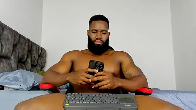 Snapshot of james_musclebbc chatting on February 17, 3:47 am james musclebbc online show from February 17, 3:47 am