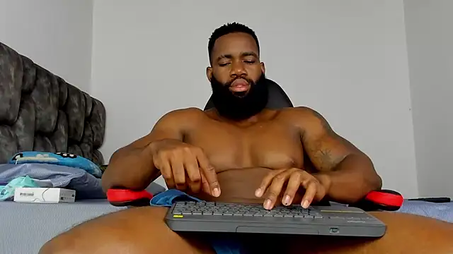 Snapshot of james_musclebbc chatting on February 19, 4:19 am james musclebbc online show from February 19, 4:19 am