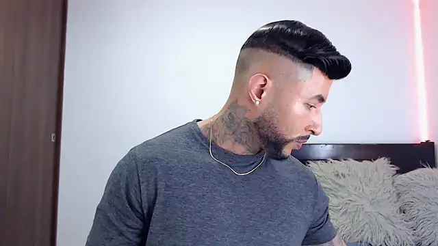 Snapshot of andrea_de_lucaa chatting on December 16, 2:16 am andrea de lucaa online show from December 16, 2:16 am