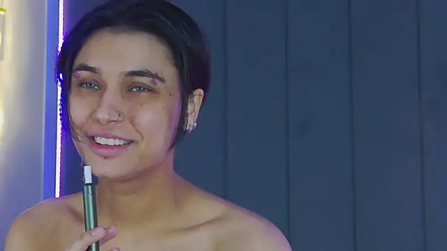 Snapshot of VioletAsh chatting on October 9, 4:54 am VioletAsh online show from October 9, 4:54 am