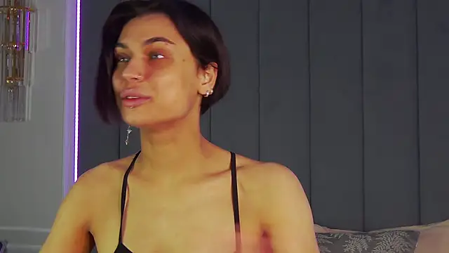 Snapshot of VioletAsh chatting on December 4, 4:44 am VioletAsh online show from December 4, 4:44 am