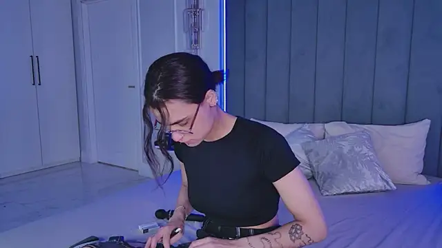 VioletAsh online show from May 18, 4:29 am