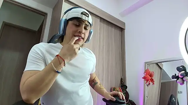 brunothompson3 online show from September 12, 12:22 am