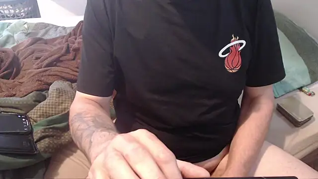 idiotpig66 online show from March 22, 10:04 pm