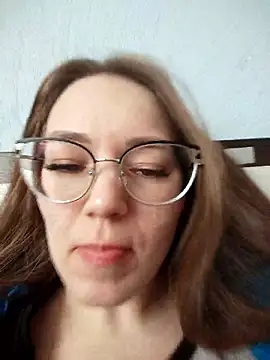 Snapshot of AlisaWyn chatting on January 19, 5:44 am AlisaWyn online show from January 19, 5:44 am