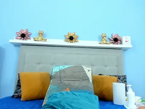 monalind220 online show from October 9, 1:20 pm