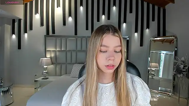 Snapshot of TiffannySins chatting on June 14, 4:53 pm TiffannySins online show from June 14, 4:53 pm