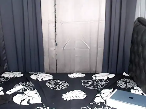 Snapshot of scarlet_enchantress chatting on September 27, 1:10 am scarlet enchantress online show from September 27, 1:10 am