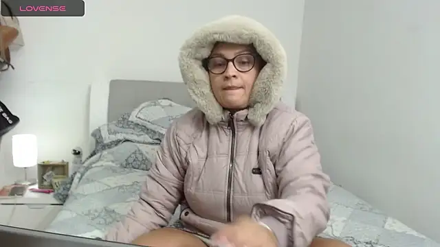 Snapshot of sophie_lopez1 chatting on February 13, 4:22 am sophie lopez1 online show from February 13, 4:22 am