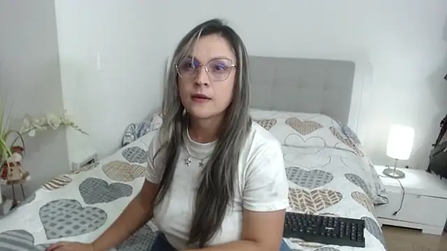 Snapshot of sophie_lopez1 chatting on November 29, 2:58 am sophie lopez1 online show from November 29, 2:58 am