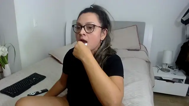 Snapshot of sophie_lopez1 chatting on December 18, 4:18 am sophie lopez1 online show from December 18, 4:18 am