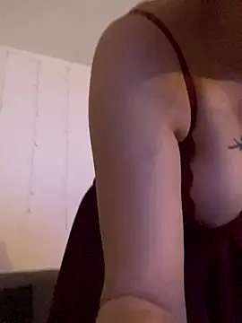 Snapshot of Hugox1123 chatting on December 18, 12:49 am Hugox1123 online show from December 18, 12:49 am