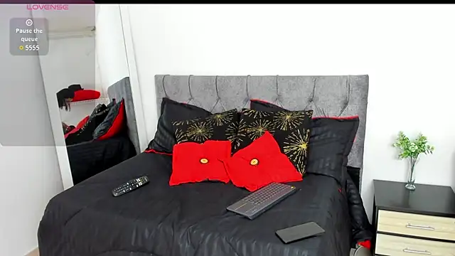 camila collins7 online show from December 15, 1:04 pm