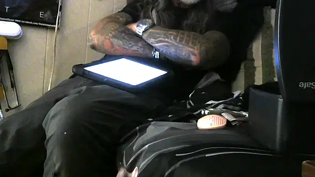 Snapshot of crassanova chatting on April 22, 12:35 am crassanova online show from April 22, 12:35 am