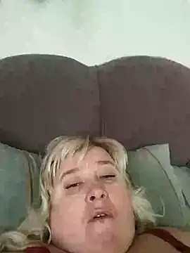 Snapshot of GlamMilena chatting on December 17, 12:11 pm GlamMilena online show from December 17, 12:11 pm