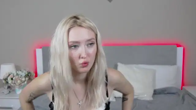 Snapshot of MarianeSun chatting on October 7, 4:09 am MarianeSun online show from October 7, 4:09 am