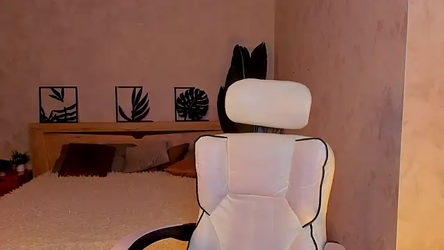 Lynn Martin online show from April 21, 5:17 pm