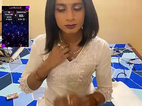 LuvLayla online show from April 22, 8:10 pm