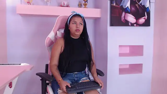 Snapshot of AlahiaJoness chatting on October 1, 3:56 am AlahiaJoness online show from October 1, 3:56 am