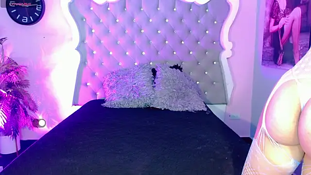 Honey Moontsts online show from March 4, 12:00 pm