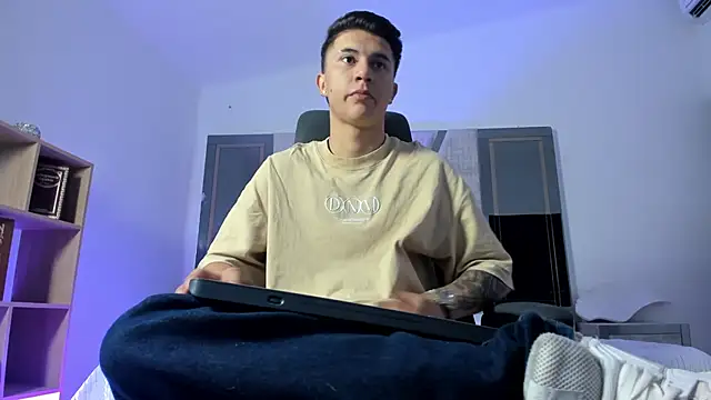 liaamsmiith  online show from September 9, 12:37 pm