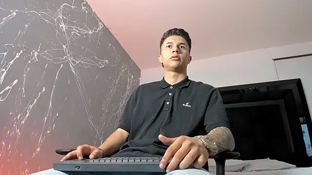 liaamsmiith  online show from September 20, 11:44 am