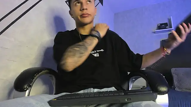 liaamsmiith  online show from December 17, 12:44 pm