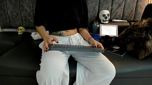 Snapshot of Rowan_Mills chatting on September 17, 9:27 pm Rowan Mills online show from September 17, 9:27 pm