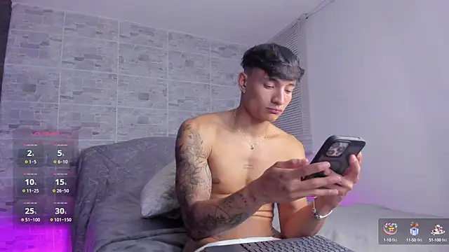 Snapshot of DavisFirb chatting on September 12, 12:44 am DavisFirb online show from September 12, 12:44 am