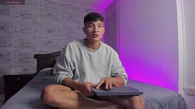 Snapshot of DavisFirb chatting on October 19, 2:01 am DavisFirb online show from October 19, 2:01 am