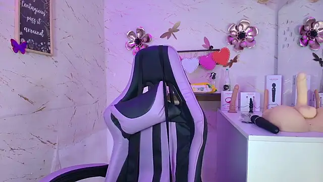 Natasha-Adams online show from February 4, 9:20 pm