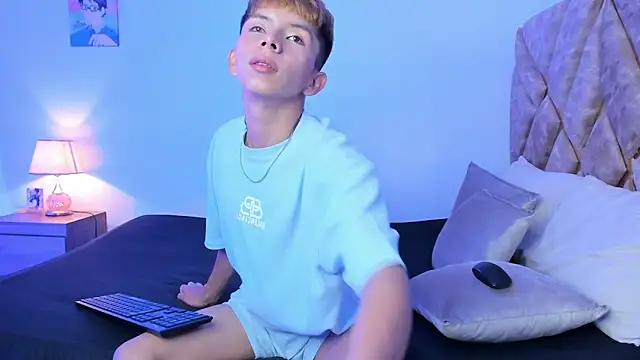 Hyunjin Son online show from December 20, 3:30 pm