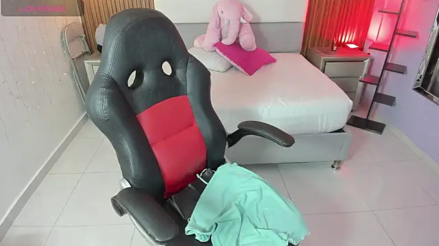 MOLLYSPENCER1 online show from April 17, 7:17 pm