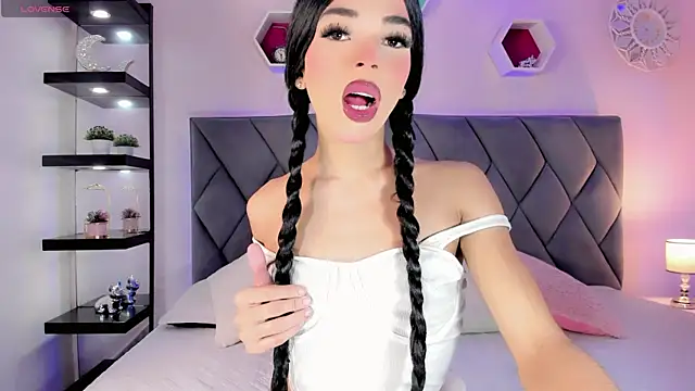 Snapshot of Amira_Ember chatting on June 29, 9:15 pm Amira Ember online show from June 29, 9:15 pm