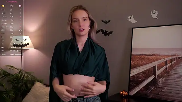 HongTomczak online show from November 17, 10:10 am