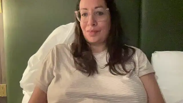 Snapshot of RosaFreya chatting on June 17, 11:38 pm RosaFreya online show from June 17, 11:38 pm