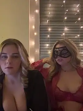 ItsLxsa online show from April 7, 8:20 pm