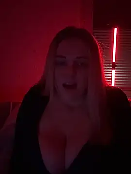 ItsLxsa online show from April 11, 8:35 pm